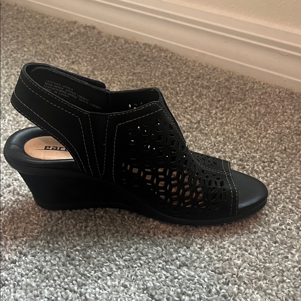 AEROSOLES Black Cutout Wedge Sandals